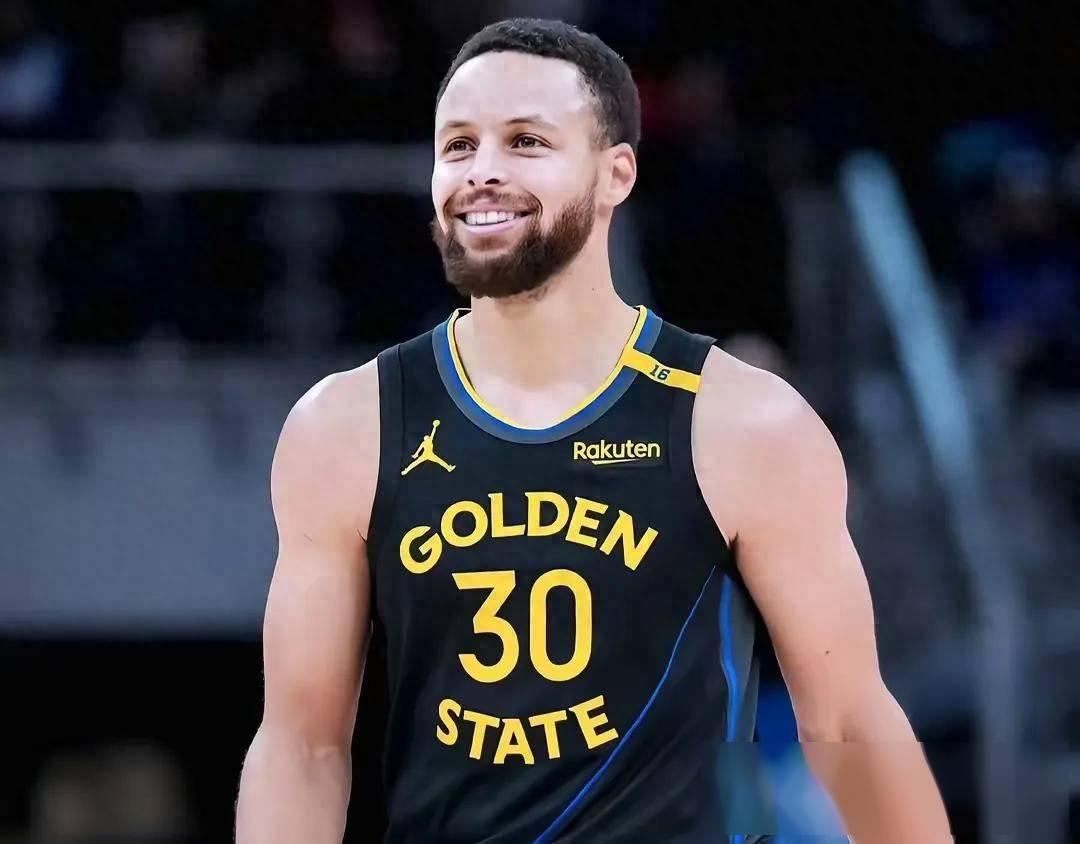 库里在勇士比赛中表现优异，重返赛场引发热议！赢得满堂喝彩(库里在国际赛场好用吗)